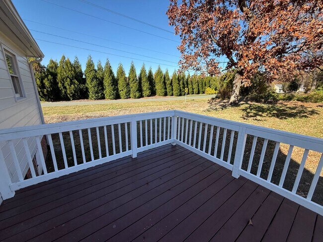 Building Photo - Three bedroom, 2 bath house in Elon