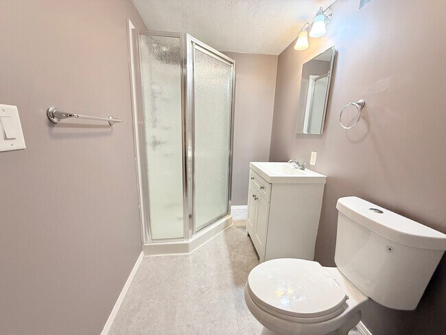 Building Photo - Stunning 5-Bedroom Home with Pool in Desir...