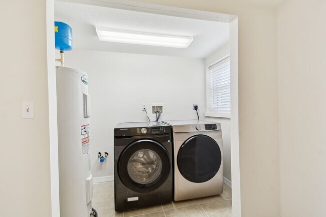 Building Photo - 345 Capri Blvd