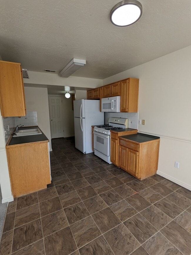 Building Photo - Layton 3 Bed Townhome with Garage & Fenced Yard – 2 Weeks Free!