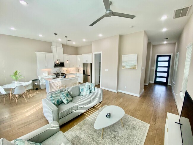 Building Photo - 303 Queen Sude Ln