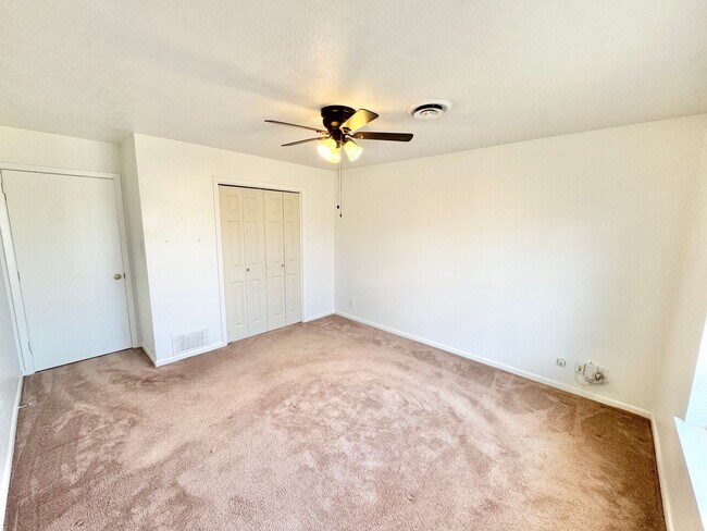 Building Photo - Charming 2 Bed 1 Bath Duplex - Walk to Sch...