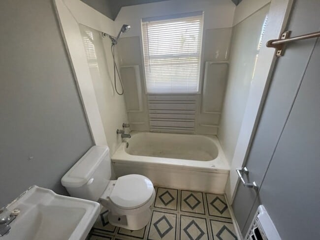 Building Photo - 3 bedroom, 1 bath
