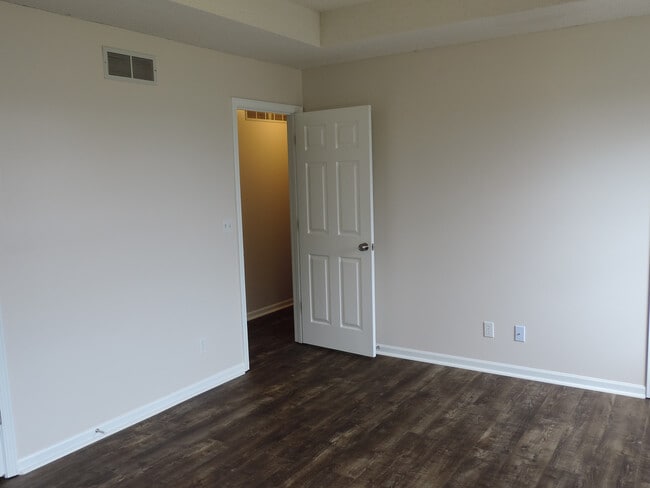 Building Photo - short term lease available