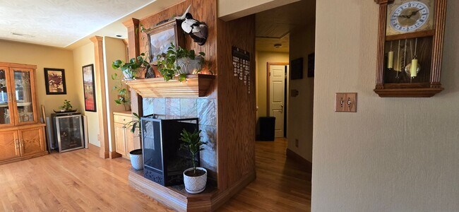 Building Photo - Charming Country Living Home with Modern Amenities!