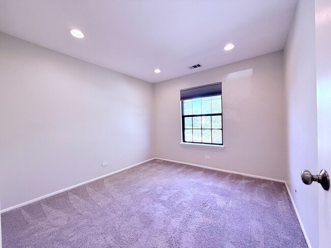 Building Photo - 70 Margate Ct