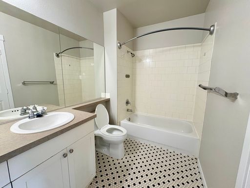 Building Photo - Top-Floor Corner 2BR with Lake Union Views + Garage Parking Included!