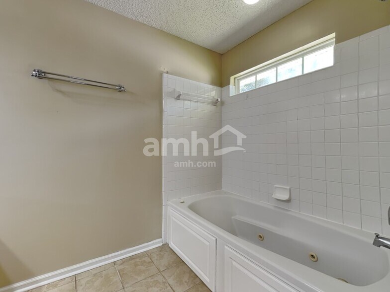 Building Photo - 505 Dresler Rd
