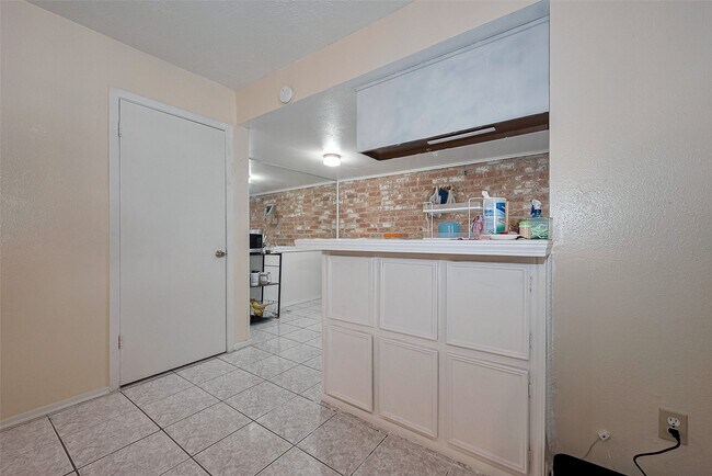 Building Photo - 12223 Sharpview Dr