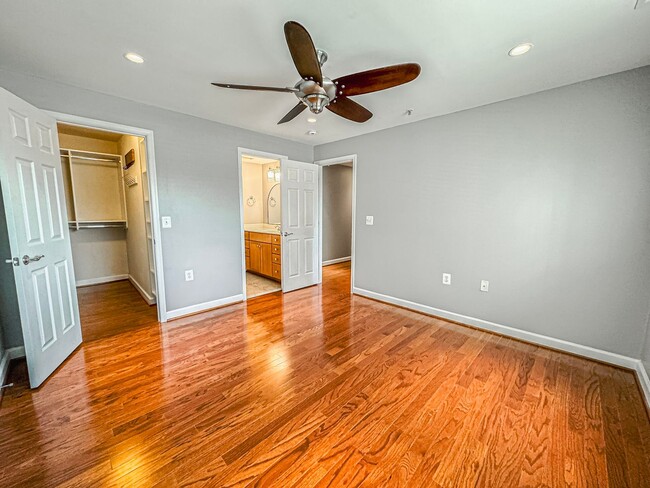 Building Photo - Gorgeous 2 Bed 2 Bath Condo With Sunroom I...