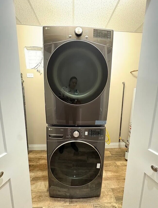 Building Photo - 3301 W Evergreen Ave