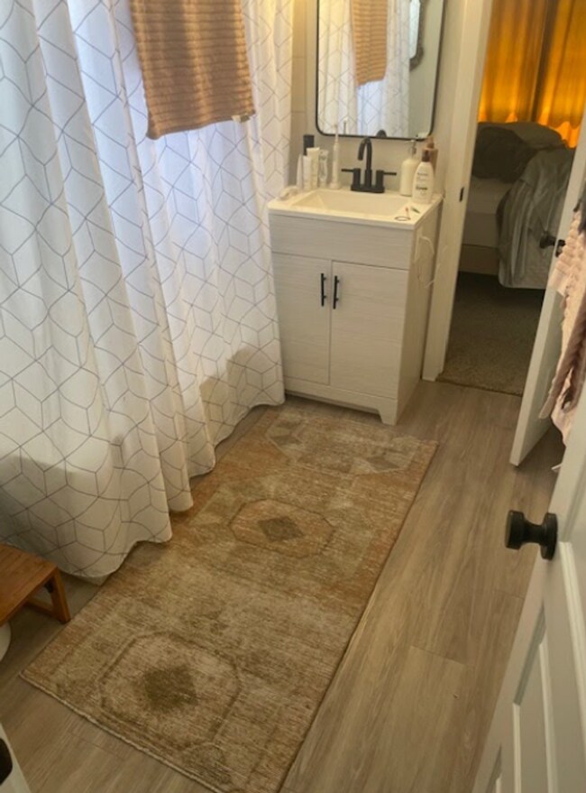 Building Photo - Beautifully Remodeled 2 Bed/1 Bath Single ...