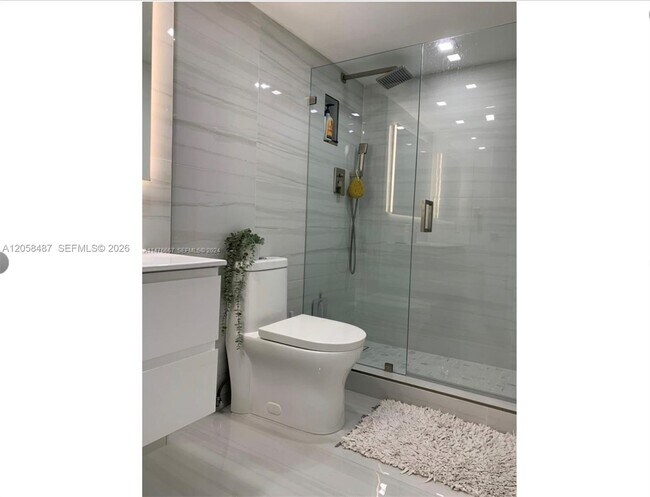 Building Photo - 2555 Collins Ave