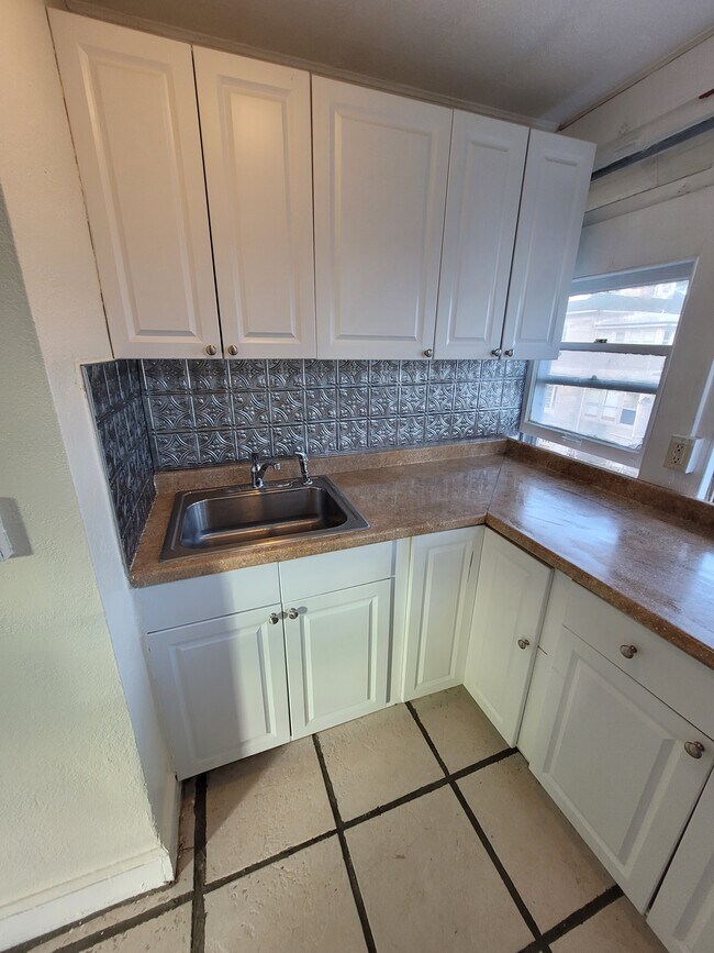 Primary Photo - 344 Grove St N