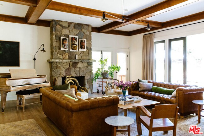 Building Photo - 220 France Cir