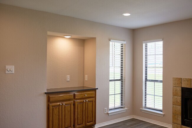 Building Photo - 900 Kilkenny Ct