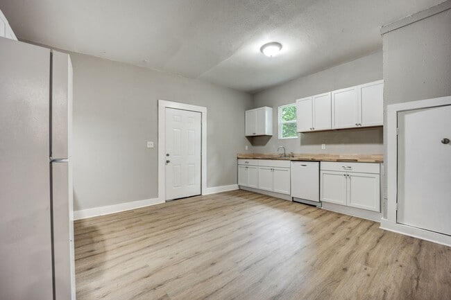 Building Photo - Freshly Updated 2 Bedroom House
