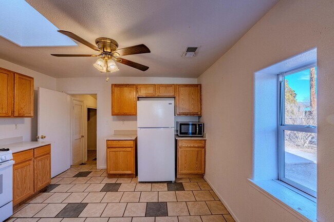 Building Photo - 609 Candelaria Rd NW