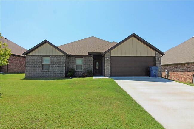 Building Photo - 902 SW Caprington St