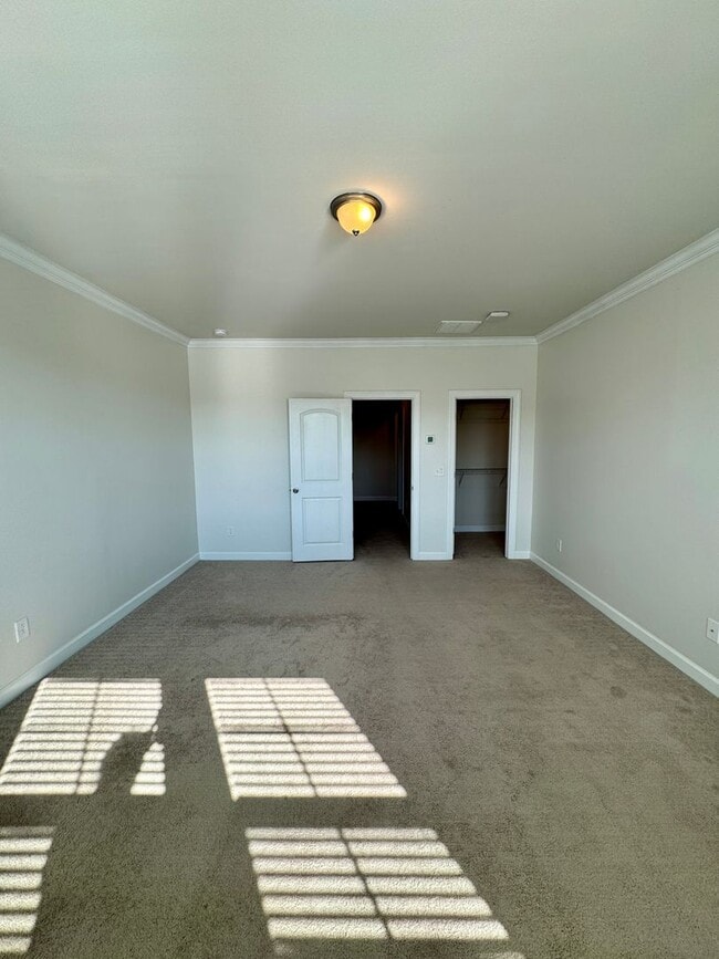 Building Photo - Beautiful 3BR/3.5BA Townhome in Rea Farms