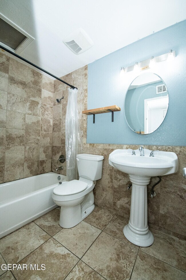 Building Photo - 11416 Lake Ozarks Dr