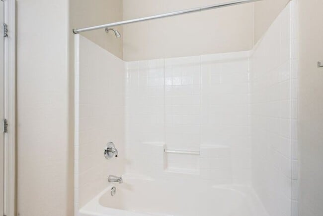 Building Photo - Charming 3-bed, 2-bath townhome in gated community!