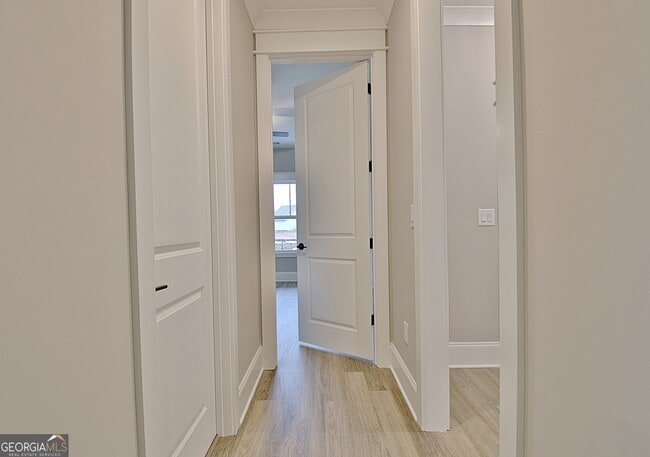 Building Photo - 190 Redhaven Dr