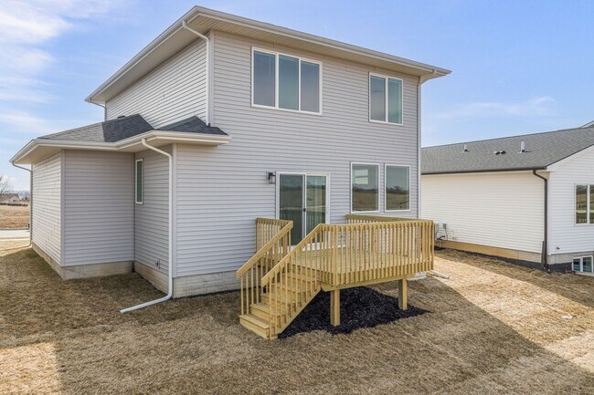 Building Photo - Stunning 3 Bedroom Home Nestled in Norwalk