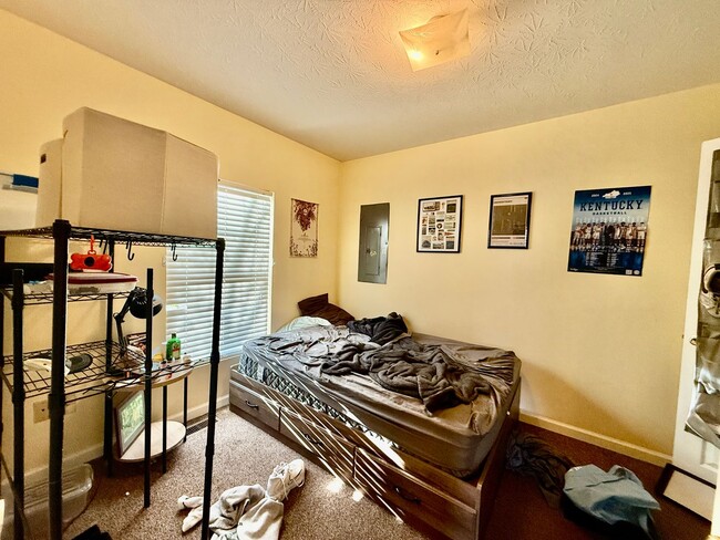 Building Photo - 424 Woodland Ave