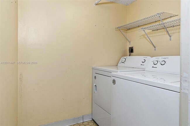 Building Photo - 3083 N Oakland Forest Dr