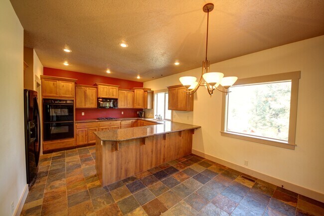 Building Photo - MOVE IN SPECIAL: FREE FIRST MONTH'S RENT!!...