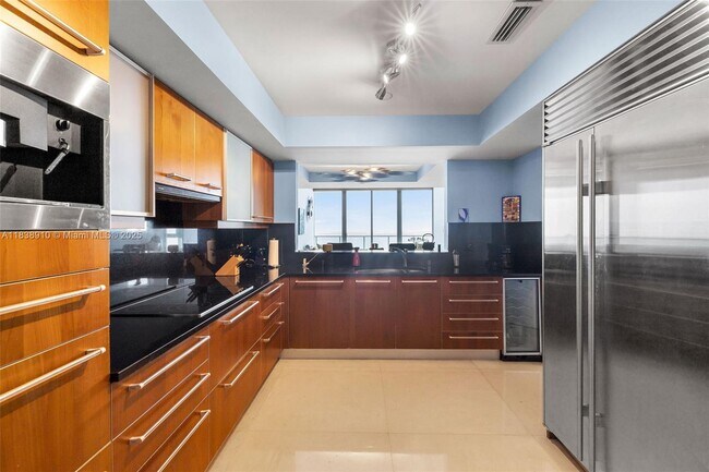 Building Photo - 1331 Brickell Bay Dr