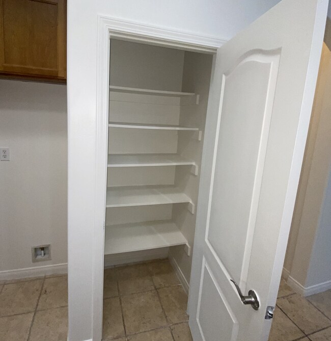 Building Photo - Spacious 4 Bedroom House