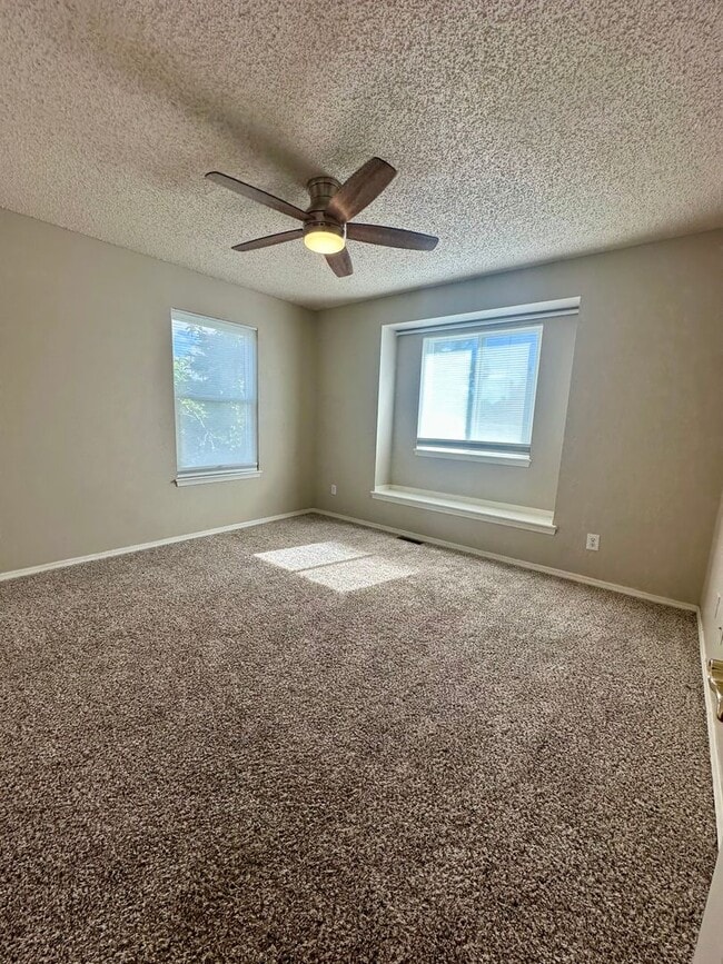 Building Photo - Beautifully Updated 5-Bedroom Home Near Ut...