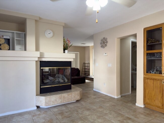 Building Photo - Beautifully Maintained Home Near Schools & Shopping!