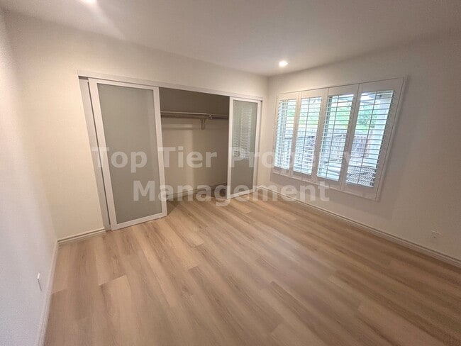 Building Photo - ***FULLY RENOVATED 2 bed / 2 bath / 1,120 sqft Home in 55+ Nob Hill Community - Available NOW***