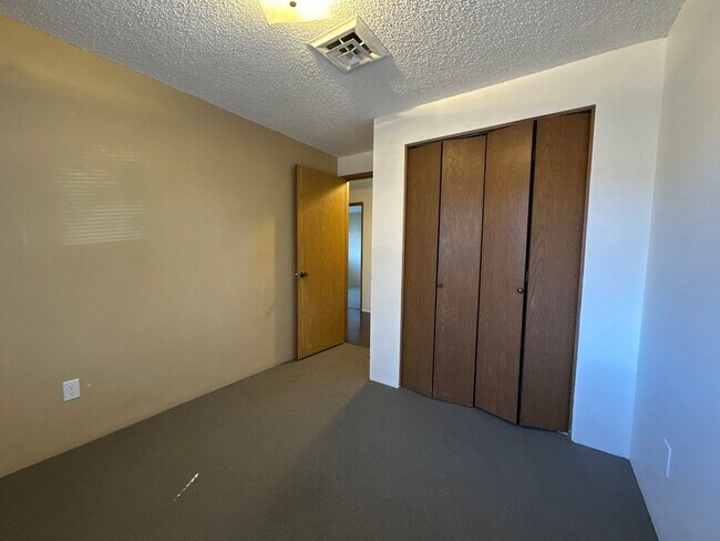 Building Photo - Lincoln Duplex