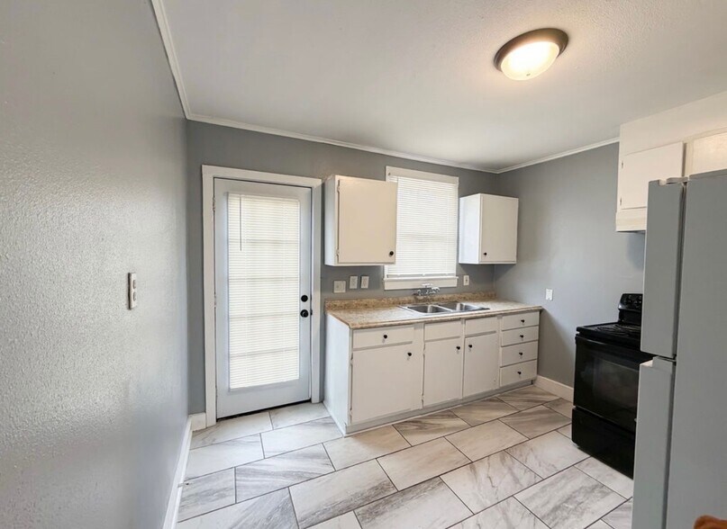 Building Photo - 2323 Spain St