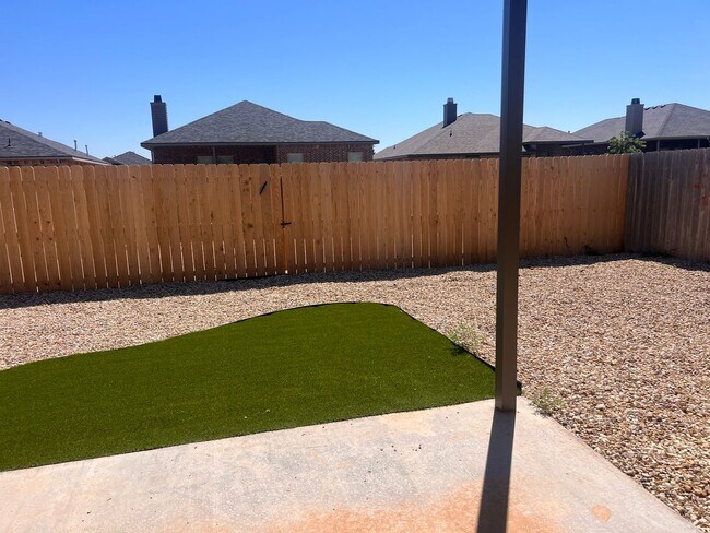 Building Photo - 4 Bedroom Rental Available July 7th in Lub...