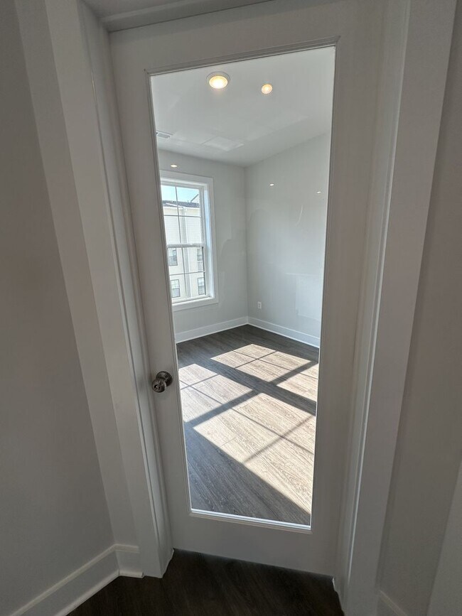 Building Photo - For Rent: Luxurious Short Pump Condo at Ga...