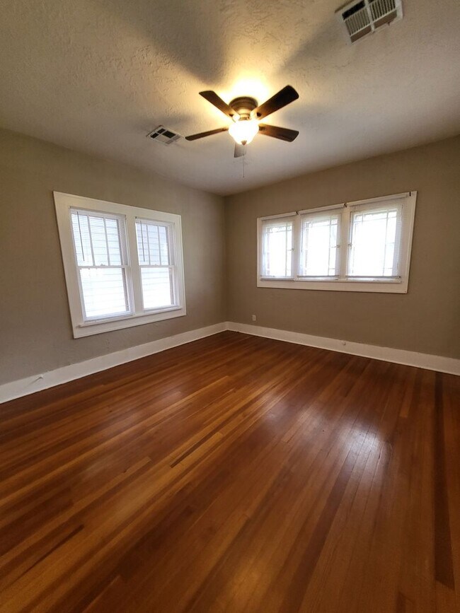 Building Photo - PRELEASING July 2024 - (3-4) Bed/(2) Bath ...