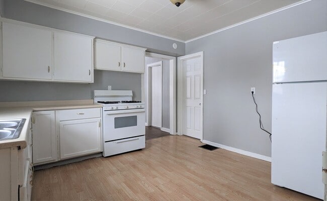 Building Photo - 1920 5th St