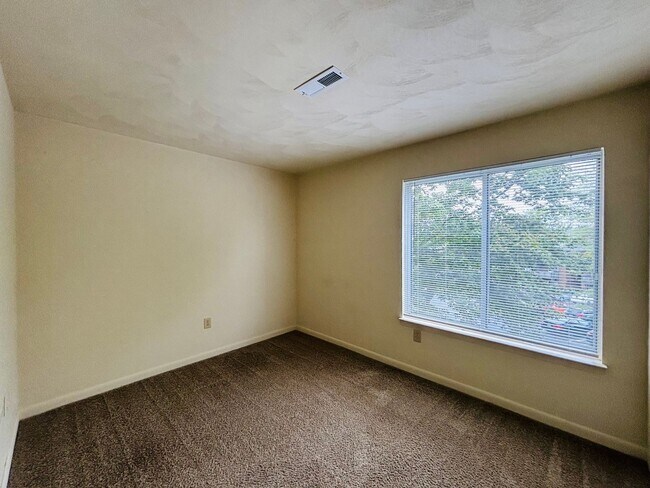 Building Photo - 844 Claytor Square