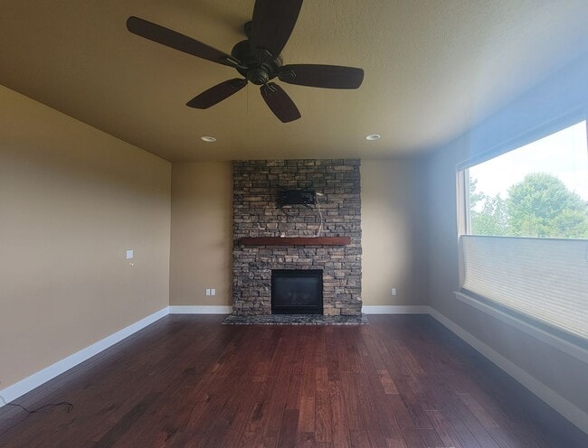 Building Photo - Richland Home with Stunning Views, Comfort...