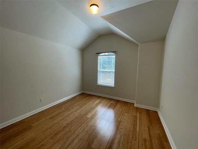 Building Photo - 10401 Yellowstone Dr