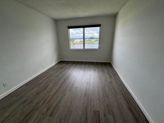 Building Photo - 1112 Lake Terrace