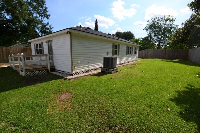 Building Photo - Newly remodeled, 3 bedroom, 2 bath home near Southern University loaded with amenities!