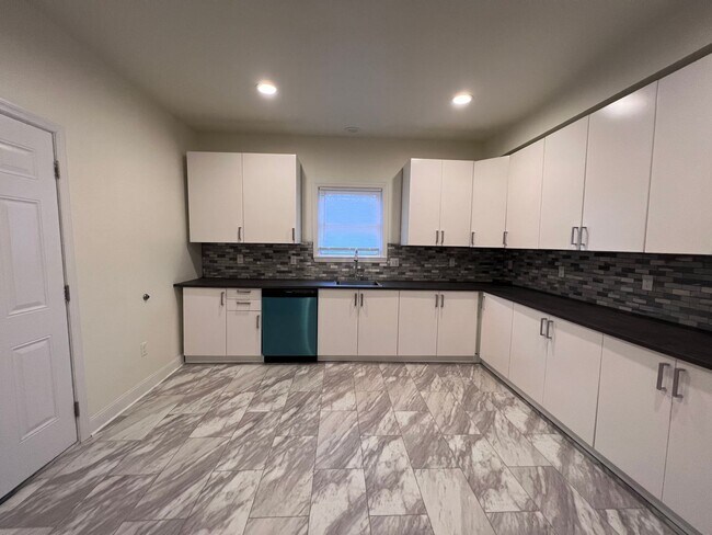 Building Photo - Updated 5BR 3bath house with off street parking!