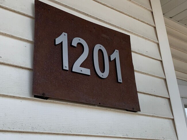 Building Photo - 5 Bed 2 Bath Home Near NDSU!