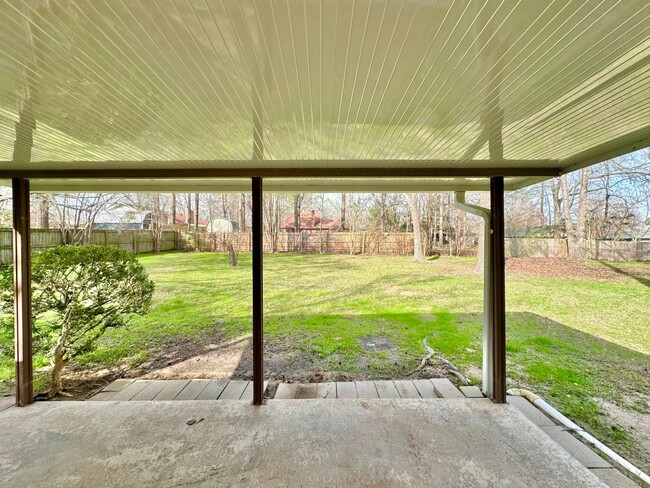Building Photo - Available now! Newly Updated 3/2/2! Large ...